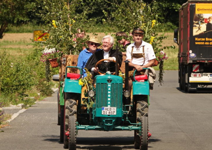 Das gibt's auch nicht oft: Landesbischof Heinrich Bedford-Strohm kutschiert Offenhausens Pfarrleute Ann-Sophie und Martin Hoepfner mit dem Traktor.