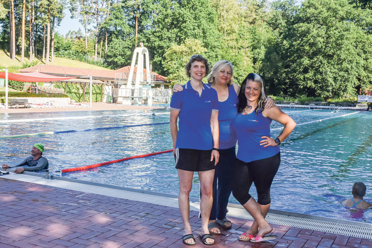 Die Freibadangestellten Manuela Spieß, Moni Krois und Christl Sterr (rechts v. l. n. r.) sind froh, dass sie wieder am Beckenrand stehen können.