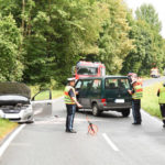 Zwei Fahrzeuginsassen wurden bei dem Zusammenstoß auf der Staatsstraße verletzt. Foto: News5/Bauernfeind