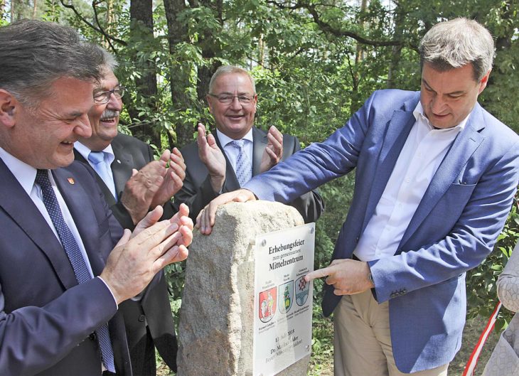 Fast genau zwei Jahre ist es her, dass Ministerpräsident Markus Söder am Alten Kanal den Gedenkstein für das Mittelzentrum enthüllt hat. Ihm applaudierten (von links) die Bürgermeister Werner Langhans, Konrad Rupprecht und Bernd Ernstberger.