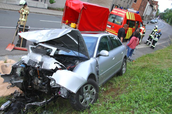 Der Audi, mit dem der 18-Jährige in das Trafohäuschen krachte, hat nur noch Schrottwert.
