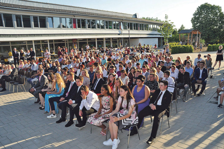An der Laufer Kunigundenschule fanden die Abschlussfeiern in den letzten Jahren schon draußen statt, allerdings wegen der angenehmeren Temperaturen. Heuer müssen viele Schulen wegen Corona ins Freie ausweichen.