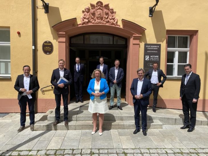Staatsministerin Kerstin Schreyer mit MdL Norbert Dünkel (2. v. links) und den Gesprächsteilnehmern vor dem Stadthaus Hersbruck.