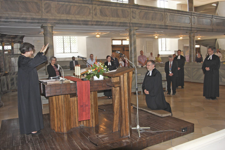 Regionalbischöfin Eisabeth Hann von Weyhern hat Martin Adel in sein neues Amt als Dekan in Altdorf eingeführt. Foto: Alex Blinten