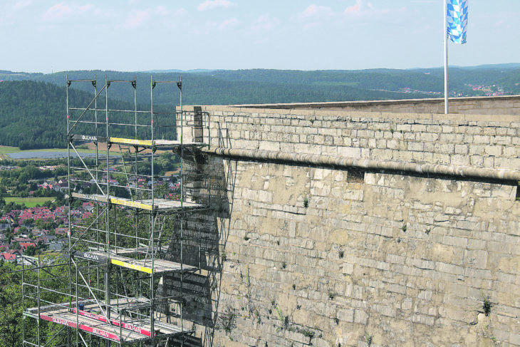 Vom Festungsgraben bis zur Ringmauer wurde ein hohes Gerüst aufgestellt. Von hier aus wird das Postentümchen an der Spitze der Bastion Schnaittach saniert.