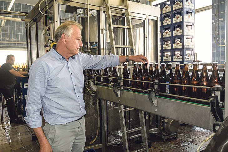 In der Laufer Dreykorn-Brauerei kontrolliert Geschäftsführer und Braumeister Friedrich Vogel die Bier-Abfüllanlage. Auch er bemerkt die größere Nachfrage bei Flaschenbier und natürlich den dazugehörigen Kästen.
