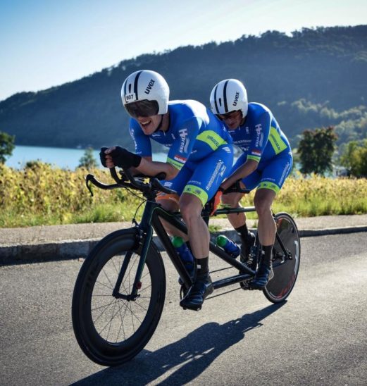 Trotz Handicap auf Rekordkurs: Die Triathlonstaffel mit dem Paracycling-Tandem Peter Renner (vorne) und Tim Kleinwächter, Schwimmerin Christiane Reppe sowie Thomas Frühwirth.