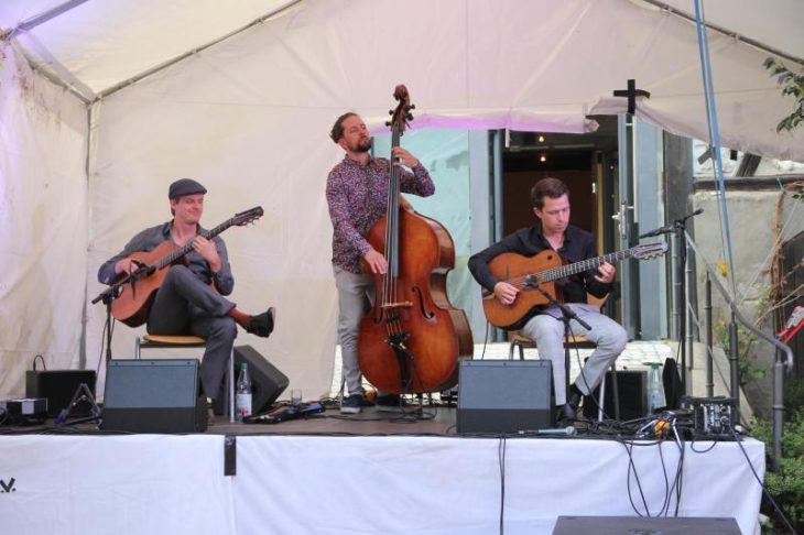 Zwei Gitarren und ein Kontrabass – mehr brauchte das Trio um Diknu Schneeberger (rechts) nicht, um den Innenhof des Hirtenmuseums in eine Konzertbühne zu verwandeln.