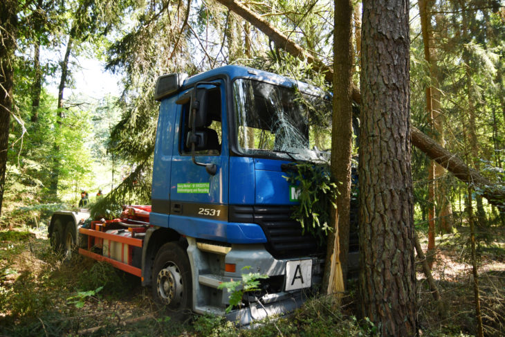 Der führerlose Lastwagen fuhr in den Wald und kam an einem Baum zum Stehen.