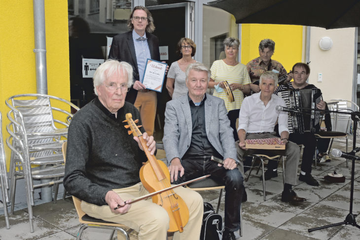 Max Liedtke, vorne, mit seiner Fiedel und mit Musikerfreunden, wurde mit dem Ehrenwertpreis ausgezeichnet.