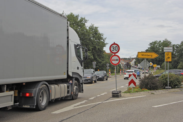 Tempo 30 an der Brücken-Baustelle: Wenn es nach der Bürgerinitiative Albtraum B 8 ginge, könnte die Geschwindigkeitsbegrenzung probehalber während der Bauzeit für die gesamte Ortsdurchfahrt gelten.