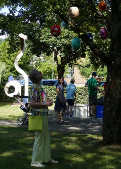 Nicole Wirl hängte bunte Ballons mit dem Titel „Colours of Corona“ in einen Baum auf der Turnhalleninsel. Aufgedruckt sind Kommentare zur Krise.