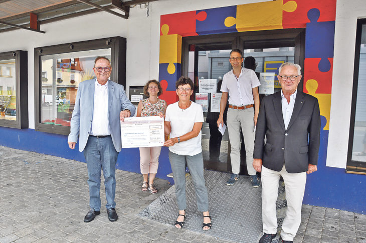 Klaus Teichmann (Stiftungsrat Manfred Roth Stiftung), Mechthild Scholz (Leiterin Mehrgenerationenhaus), FSSJ-Koordinatorin Regina Triebs, Caritas Geschäftsführer Michael Groß und Dr. Wilhelm Polster (Vorstand Manfred Roth Stiftung, von links) mit dem symbolischen Spendenscheck vor dem Mehrgenerationenhaus.