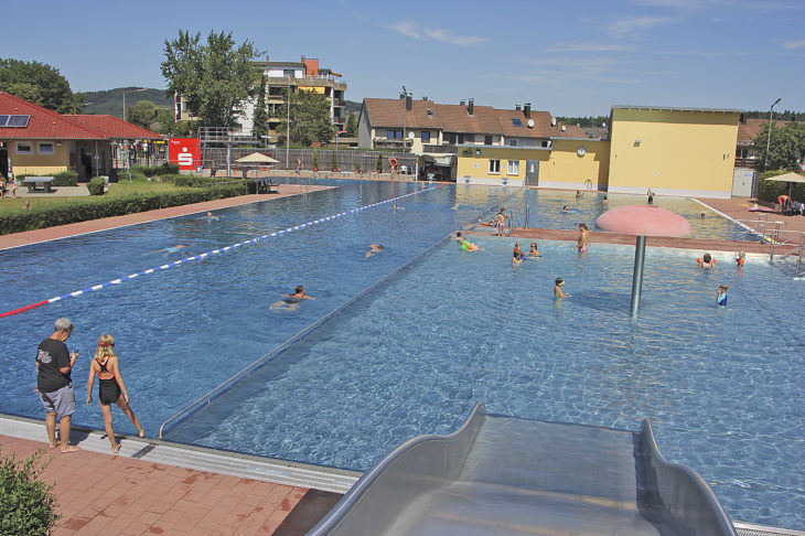 In Schichten und im Kreis schwimmen wie hier 2020 muss man jetzt in Altdorf nicht mehr.