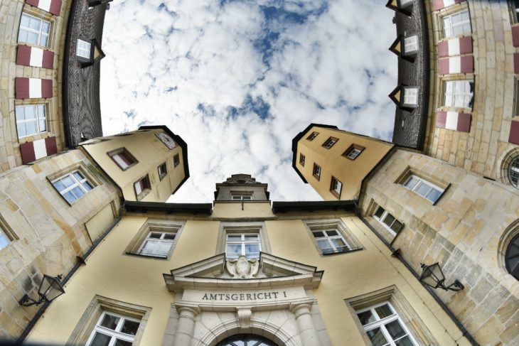 Von unten mit einem Weitwinkelobjektiv fotografiert wirkt das Hersbrucker Amtsgericht noch imposanter.