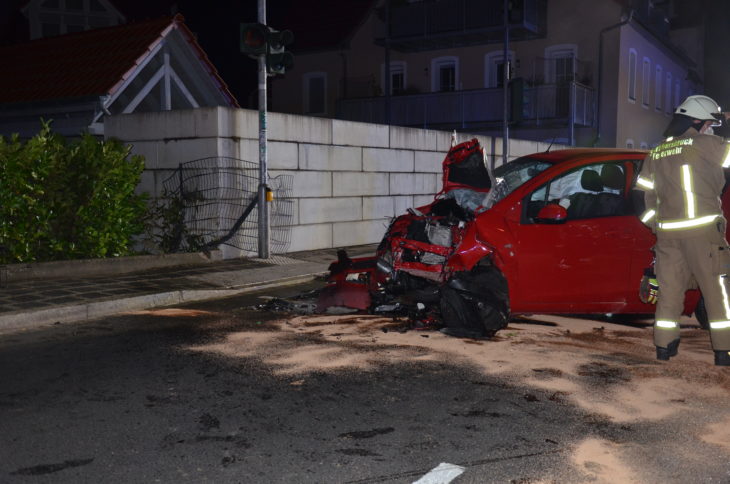 Das Auto wurde durch den Aufprall völlig zerstört.