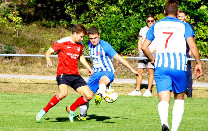 Florian Lindner (links) und sein FSV Weißenbrunn unterliegen nach schwacher Vorstellung zuhause gegen den FSV Schönberg mit 0:3.