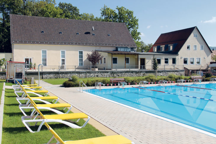 Die schwierige Freibadsaison 2020 ist vorbei, doch das Fazit der Schnaittacher fällt positiv aus. Und sie blicken schon mit Vorfreude ins nächste Jahr: Im Februar will Jürgen „Chicken“ Hähnlein die Badgaststätte übernehmen und dann auch die Terrasse (hinten im Bild) wieder öffnen.