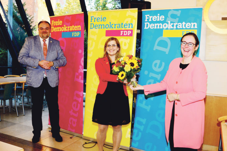 Der Vorsitzende des FDP-Kreisverbands Nürnberger Land, Markus Lüling, und die Vorsitzende des FDP-Kreisverbands Roth, Marina Schuster  (rechts) gratulieren Kristine Lütke zu ihrer Nominierung als Bundestagskandidatin der FDP.