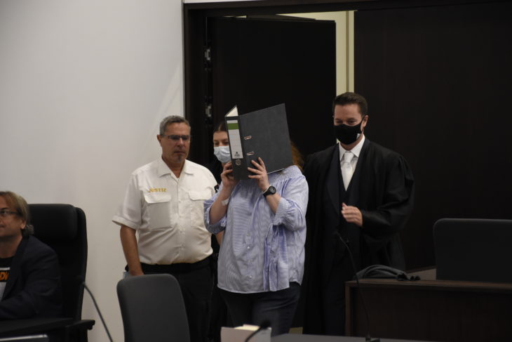 Ausgiebig ging es am Donnerstag um die Ehe von Sarah D., die hinter dem Mord an Christian B. stecken soll. Rechts ihr Verteidiger Malte Magold.