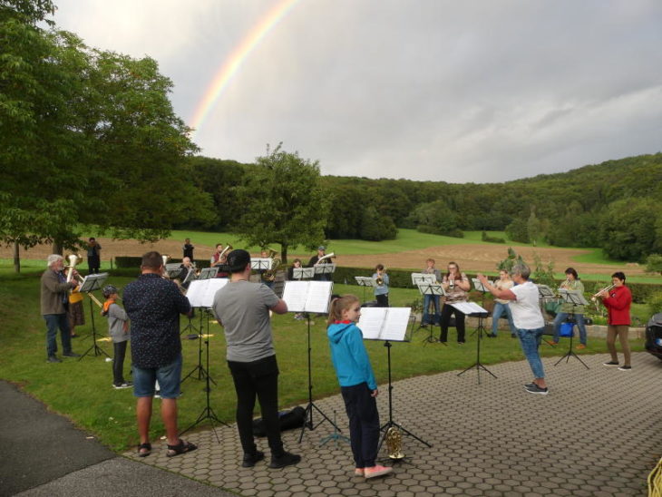 Ein Konzert unter dem Regenbogen gaben die Reichenschwander Bläser in Leuzenberg.