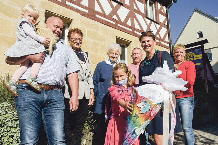 Nach Katharinas erster Schulstunde trifft sie sich mit Papa Jörg (li.), Mama Christina (2. v. r.) und dem Rest der Familie zum gemeinsamen Schulanfangsgottesdienst.