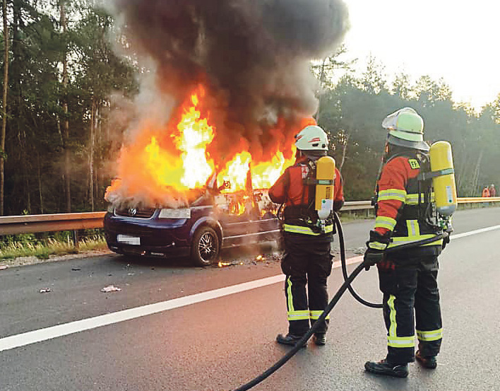 Vw Bus In Flammen N Land