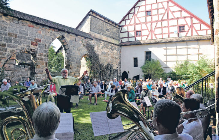Der evangelische Posaunenchor Joahnnes-Brass umrahmte den Gottesdienst in der Ruine der Laufer Spitalkirche musikalisch.