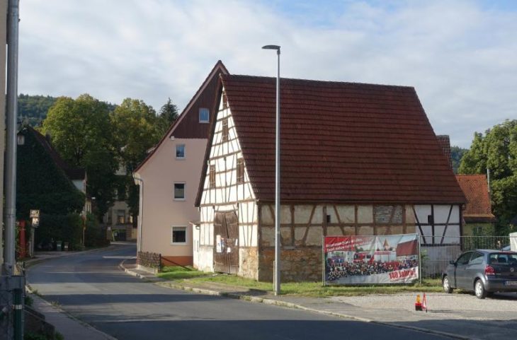 Die zum ehemaligen Wohnhaus Hauptstraße 38 („Melber“) gehörende Scheune könnte Standort für eine Nahwärmeversorgung werden.