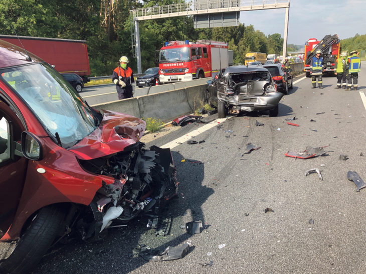 Durch die Wucht des Aufpralls verteilten sich Trümmer auf der A 9 – viel Arbeit also für die eingesetzten Feuerwehrleute aus Lauf, Neunkirchen und Schnaittach.