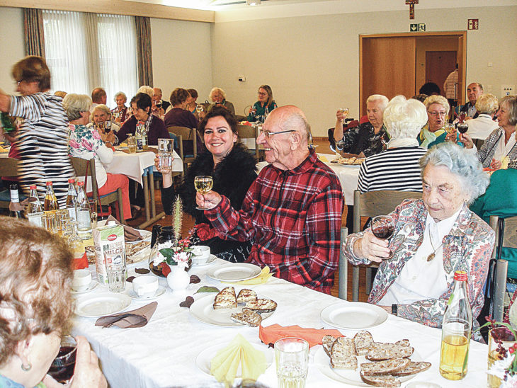 Ein fröhliches Herbstfest mit Wein und Schmalzbroten im Pfarrsaal von Sankt Otto zeigt dieses vier Jahre alte Foto. Seit dem Corona-Lockdown gibt es so gut wie keine Angebote für Senioren mehr.