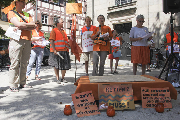 Teilnehmer und Organisatoren einer Kundgebung der Seebrücke werben im Juli vergangenen Jahres für die Unterzeichnung einer Altdorfer Erklärung zur Aufnahme von Flüchtlingen.