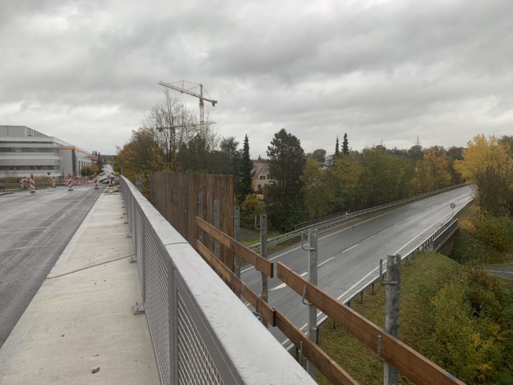 Blick von der Brücke bei Lauf West, die fast fertig ist, auf den Abschnitt der B 14, der nächste Woche gesperrt ist.