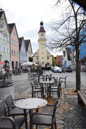 Die Stühle werden wieder leer bleiben: Ab kommenden Montag heißt es in der Gastronomie für vier Wochen wie schon beim ersten Lockdown von März bis Mai nur noch „To Go“.