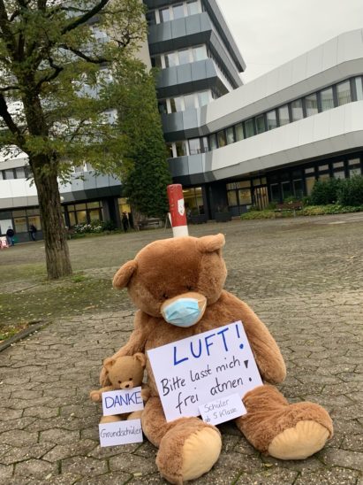 Diese Bären platzieren die Demo-Teilnehmer vor dem Landratsamt.