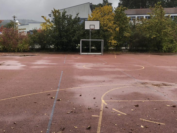 Hier in unmittelbarer Nachbarschaft zur Grundschule (im Hintergrund) soll der neue Hort entstehen, wenn es nach Planungsbüro und Verwaltung geht. Der Basketballplatz müsste dafür weichen.