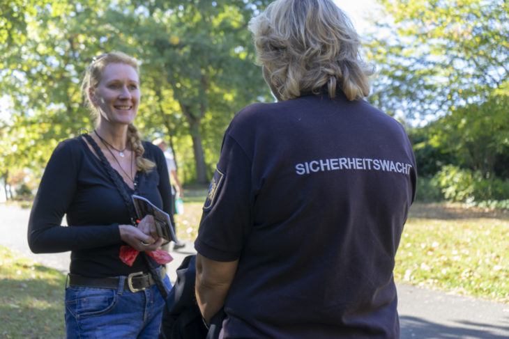 Hundehalter ermahnen, die gegen die Anleinpflicht verstoßen: Das ist eine der Aufgaben der Sicherheitswacht. Die Ehrenamtlichen dürfen Platzverweise erteilen, Menschen befragen und im Ernstfall auch festhalten. Sie sind unter anderem mit einem Funkgerät ausgestattet, um bei Straftaten die Polizei zu verständigen.