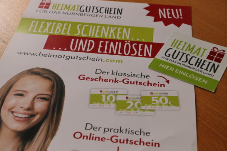 Aufkleber und Plakate weisen Geschäfte deutlich sichtbar für Kunden als Akzeptanzstelle für den Heimatgutschein aus.