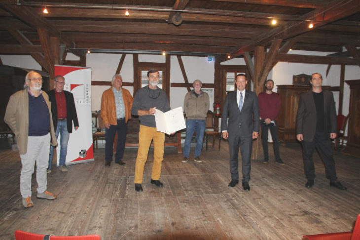 Durften im Hirtenmuseum den Wolfram-von-Eschenbach-Preis von Landrat Armin Kroder (3.v.r.) entgegennehmen: Günther Tobisch, Armin Krohne, Siegfried Zimmermann, Michael Gölling, Dan Reeder, Johannes Stahl und Timo Reger (von links) von der Hersbrucker Bücherwerkstätte.
