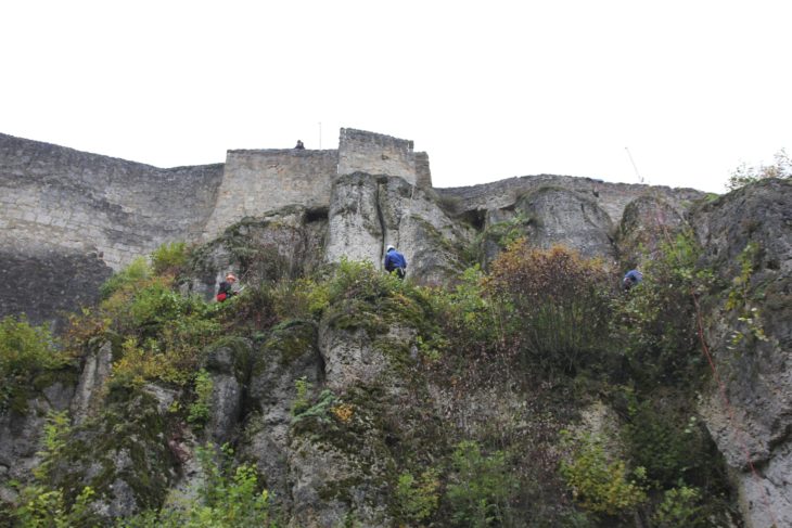 Gut gesichert arbeiteten sich die Bergwachtler an der Burgmauer entlang.