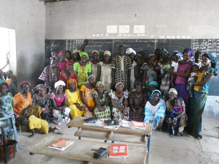 Das Bild zeigt Frauen in einer Schule im Senegal, die mithilfe eines Frauenförderungsprogrammes eine Ausbildung erhalten.