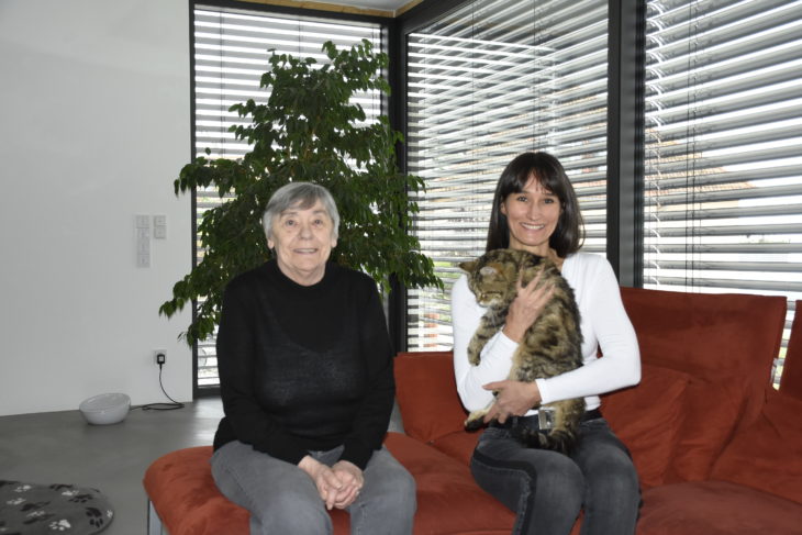 Die Gründerinnen der Katzenhilfe: Elisabeth Uttenreuther und Katja Hofrichter, mit ihrem 20-Jahre alten Kater Strohmer im Arm. In ihrem Haus in Diepersdorf hält Hofrichter zurzeit sechs Katzen.