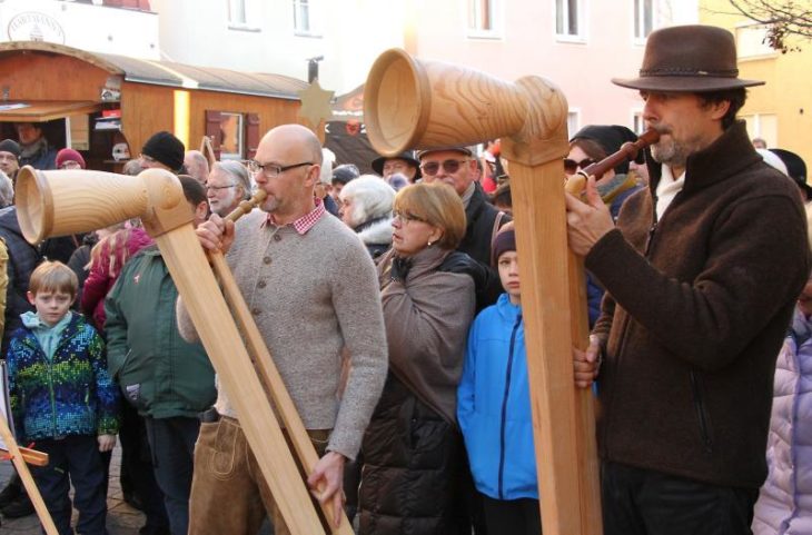 Robert Vogel (rechts) bewahrt die Hirtenrufe, die bis in die 1960er Jahre im Nürnberger Land auf der Hut erklungen sind, mit seinem Horn vor dem Vergessen.