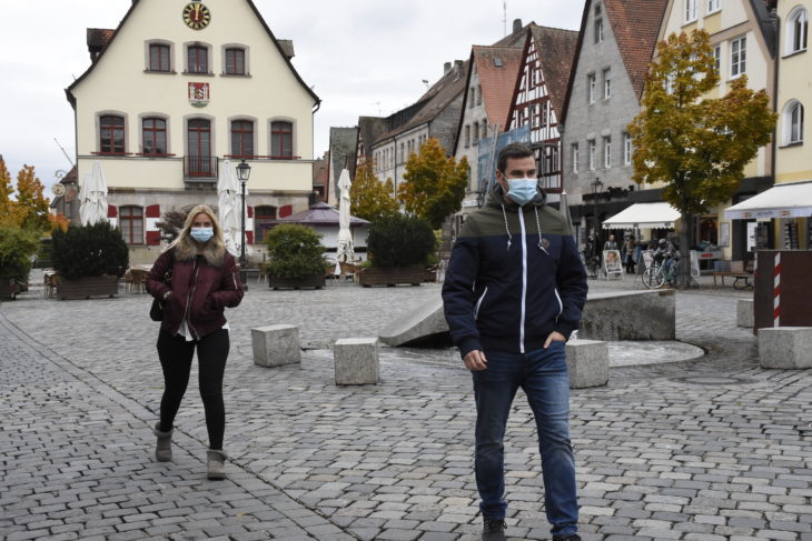 Die Regelungen, die der Freistaat vorgibt, sehen unter anderem eine Maskenpflicht auf Marktplätzen und in Fußgängerzonen vor. Definieren muss diese aber die jeweilige Kreisbehörde, also das Landratsamt.
