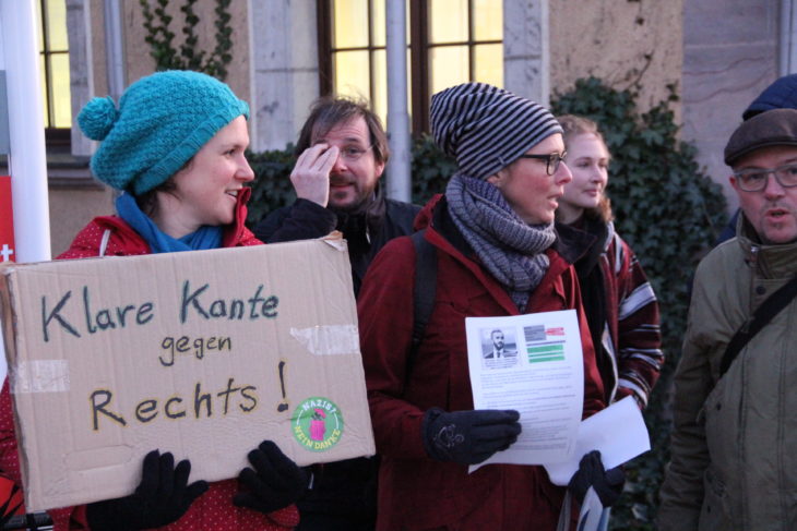Im Februar 2020 demonstriert eine Gruppe Schwarzenbrucker Bürger vor dem Rathaus, darunter auch Michaela Stolba und Petra Winterstein (von links), die inzwischen für die Grünen im Gemeinderat agieren.