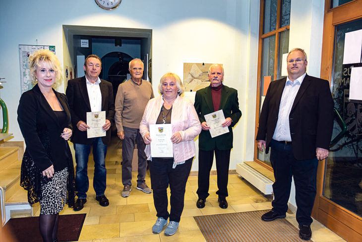 2. Bürgermeisterin Andrea Lipka mit den verabschiedeten Gemeinderäten Robert Fenzel, Josef Langhans, Andrea Dupke und Dietmar Kreißl sowie 1. Bürgermeister Perry Gumann (von links).