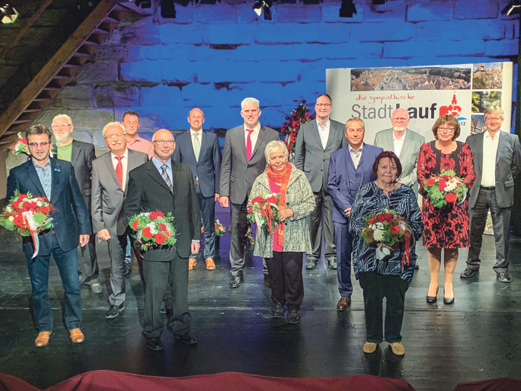 Auf der Bühne des Dehnberger Hof Theaters stehen von links nach rechts: Martin Grand, Hans Kern, Nikos Sopolidis, Dieter Hofmann, Hans Schmidt, Benedikt Bisping, Thomas Lang, Sabine Raile, Norbert Maschler, Gerd Lochner, Jutta Auernheimer, Adolf Pohl, Ruth Höpfel und Frank Ittner.