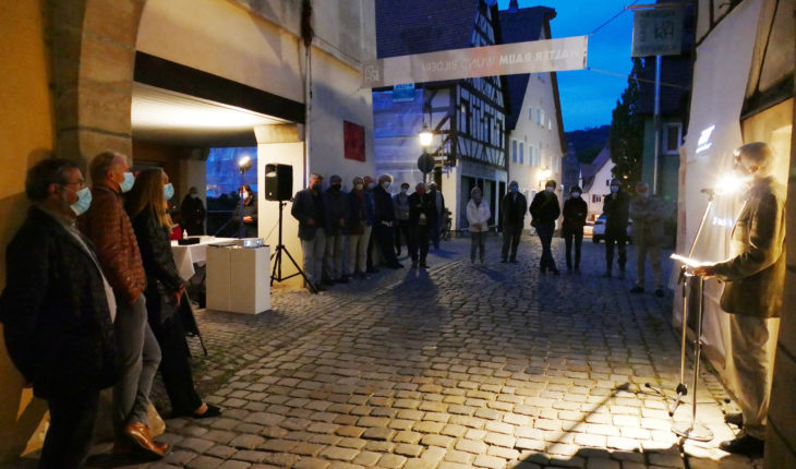 Vernissage einmal anders: Anstatt in den engen Räumen des Kunstmuseums fand die Ausstellungseröffnung im Freien statt. Werner Knaupp (rechts) hielt die Laudatio zu Walter Raums Werken.