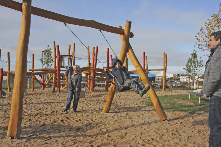 Am Tag der Einweihung nahmen die Kinder die Schaukeln in Beschlag. Foto: Alex Blinten