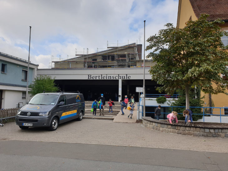 Nach einem Coronafall hat die Laufer Bertleinmittelschule ab heute für zwei Wochen geschlossen. Das Foto zeigt den Eingangsbereich zum eigentlichen Schulgebäude, das zurzeit saniert wird. Die Schüler werden nebenan in Containern unterrichtet.